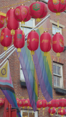 Video-Vertical-De-Linternas-De-Papel-De-Colores-Y-Banderas-Lbgt-Colgadas-Al-Otro-Lado-De-La-Calle-Para-Celebrar-El-Año-Nuevo-Chino-2023-En-Londres,-Reino-Unido